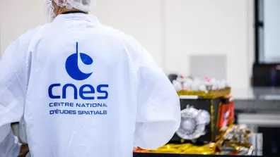 Un ingénieur du CNES vu de dos, dans une salle blanche au Centre Spatial de Toulouse Un ingénieur du CNES vu de dos, dans une salle blanche au Centre Spatial de Toulouse
